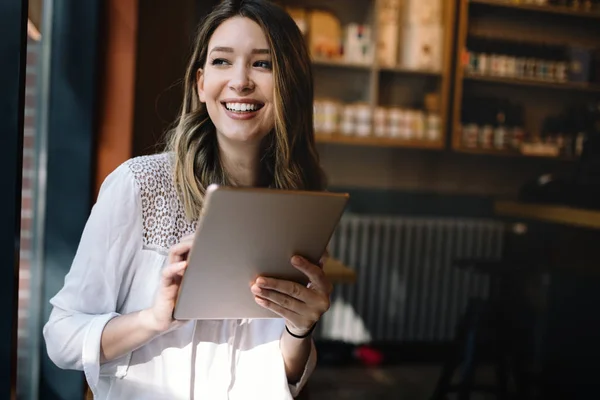 Schöne Lächelnde Brünette Frau Mit Laptop Café — Stockfoto