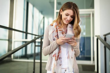 Güzel esmer kadın iş için mobil kullanarak, serbest, bloglama, eğitim, alışveriş