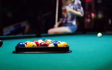 Genç gülümseyen seksi kız kulüpte bilardo oynarken