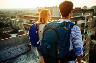 Balayı gezisi, backpacker turist, turizm veya tatil tatil seyahat konsepti.