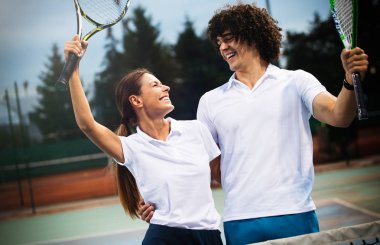 Mutlu birlikte tenis oynayan kişiye kadar uygun. Spor kavramı