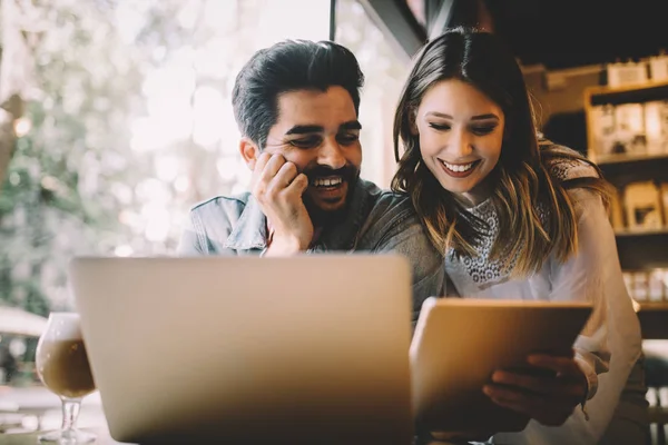 Усміхнені Друзі Використовують Ноутбук Кафе Університеті — стокове фото