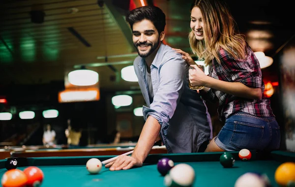 Paar Trinkt Bier Amüsiert Sich Und Spielt Snooker Bei Date — Stockfoto