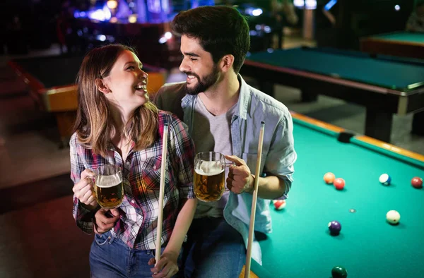 Glückliches Liebespaar Glücklicher Junger Mann Spielt Snooker Mit Seiner Freundin — Stockfoto