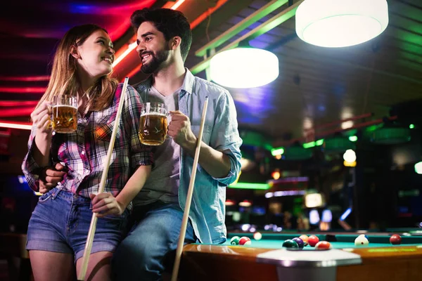 Paar Beim Dating Flirten Und Billard Spielen Einer Poolhalle — Stockfoto