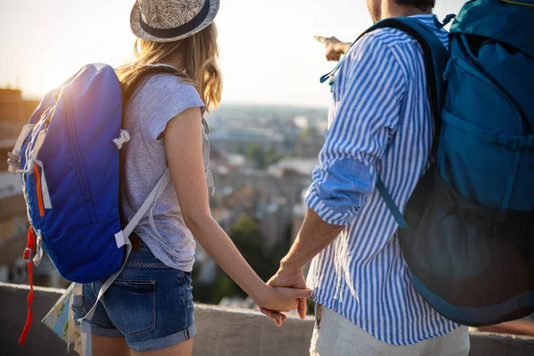 Pareja Joven Viajando Con Mapa Ciudad — Foto de Stock