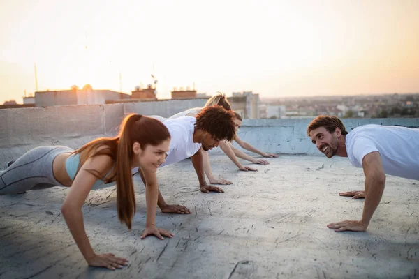 Gruppe Fröhlich Fitter Junger Leute Die Bei Sonnenaufgang Freien Trainieren — Stockfoto