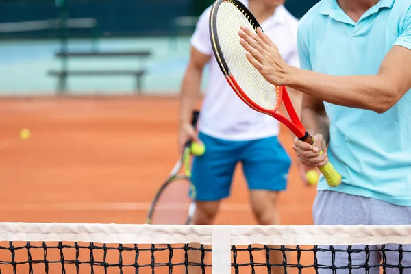 快乐的健身的人一起打网球 运动理念 — 图库照片