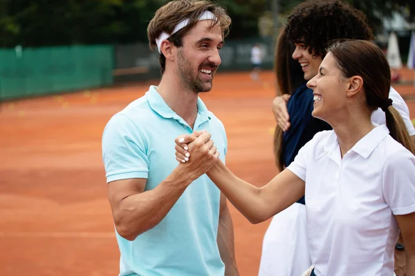 Kulübünde tenis oynamaya uygun arkadaş grubu