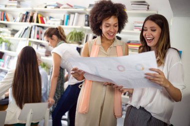 Şirket toplantı sırasında Office neşeli arkadaşları