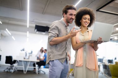 Bir yazılım geliştirme şirketinde çalışan programcılar