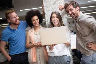 Ofisteki iş projesinde çalışan yaratıcı iş adamları