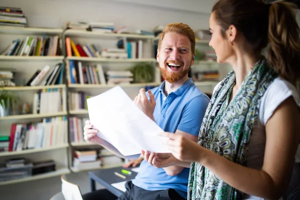 Kreativa affärsmän som arbetar med affärsprojekt — Stockfoto