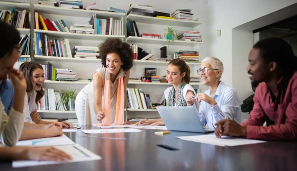 Vrolijke collega's op kantoor tijdens de interne vergadering — Stockfoto