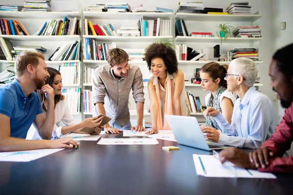 Creativi uomini d'affari che lavorano al progetto aziendale — Foto Stock