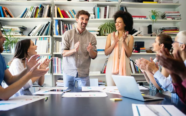 Erfolgreiche Gruppe von Geschäftsleuten bei der Arbeit im Büro — Stockfoto