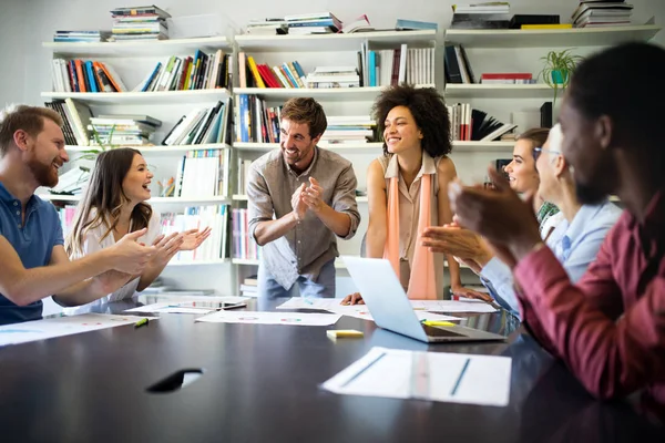 Uomini d'affari un buon lavoro di squadra in ufficio. Concetto di lavoro di gruppo di successo. — Foto Stock