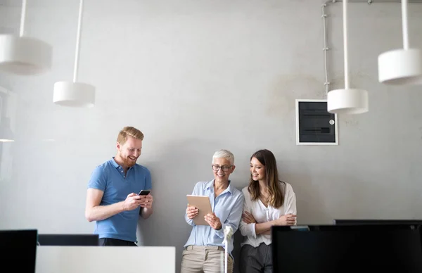 Gente de negocios buen trabajo en equipo en la oficina. Trabajo en equipo concepto de lugar de trabajo de reunión exitoso. — Foto de Stock