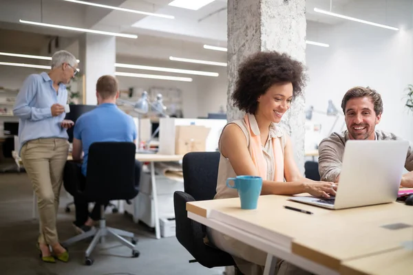 Travailleurs joyeux dans le bureau pendant la réunion de l'entreprise — Photo