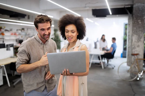 Programmeurs Travaillant Dans Bureau Entreprise Développement Logiciel — Photo