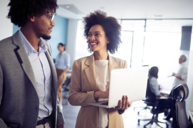 Modern bilişim şirketinde işbirliği yapan programcılar uygulama geliştiriyor