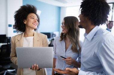 İş adamları ofiste çalışıyor ve beyin fırtınası yapıyorlar.