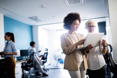 Ofisteki insanlardan oluşan başarılı bir iş grubu.