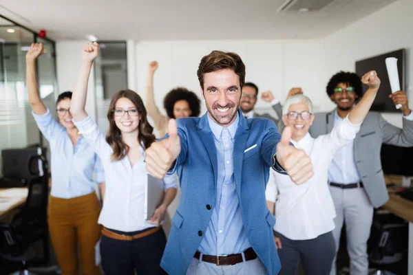 Ofiste genç bakış açısı iş adamları başarılı ekip