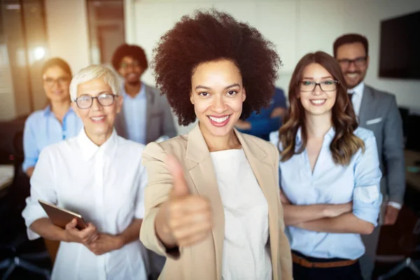 İş takım ofiste iyi bir iş kutluyor