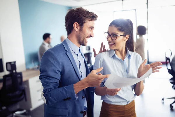 Groep Succesvolle Gelukkige Zakenmensen Aan Het Werk — Stockfoto