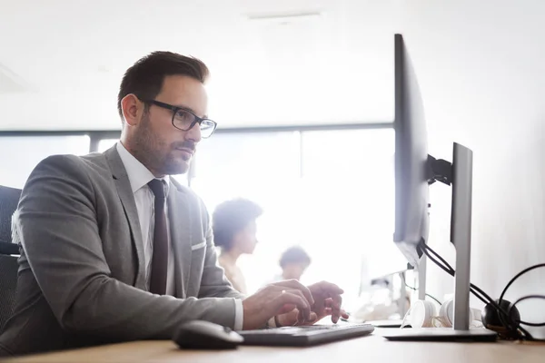 Erfolgreiche Gruppe Von Geschäftsleuten Bei Der Arbeit Modernen Büros — Stockfoto