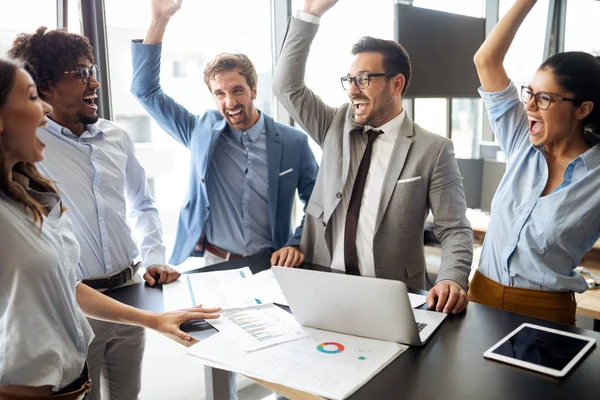 Gente Negocios Inteligente Feliz Celebrando Éxito Empresa — Foto de Stock