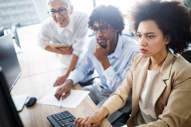 Ofisteki insanlardan oluşan başarılı bir iş grubu.