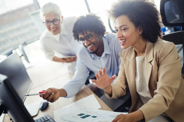 Ofisteki iş projesinde çalışan yaratıcı iş adamları