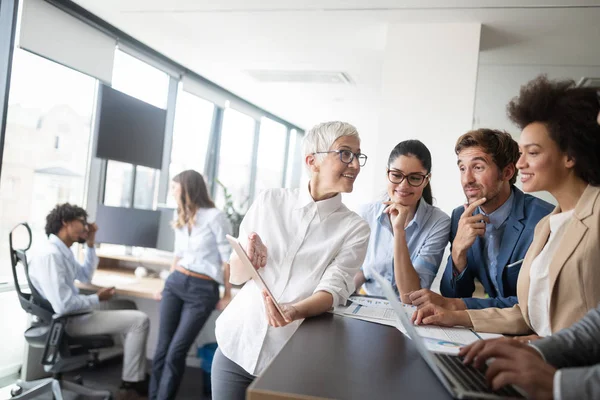 Groep Succesvolle Gelukkige Zakenmensen Aan Het Werk — Stockfoto