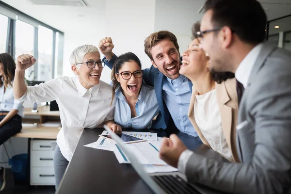 Gente Negocios Feliz Celebrando Éxito Empresa Moderna — Foto de Stock