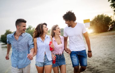 Yaz tatilleri, tatil ve insan konsepti. Sahilde eğlenmek grup arkadaş.