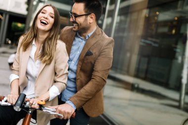 Genç çift şehirde eğleniyor. Bisiklete binen mutlu genç çift