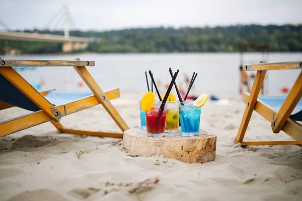 Exotische Zomer Drankjes Vervagen Zandstrand Achtergrond Vakantie Concept — Stockfoto