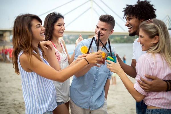 Grupo Jóvenes Disfrutando Una Fiesta Verano Aire Libre — Foto de Stock
