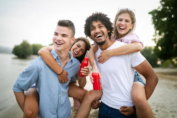 Ευτυχισμένοι Άνθρωποι Που Διασκεδάζουν Στις Καλοκαιρινές Διακοπές Φίλοι Διακοπές Καλοκαιρινή — Φωτογραφία Αρχείου