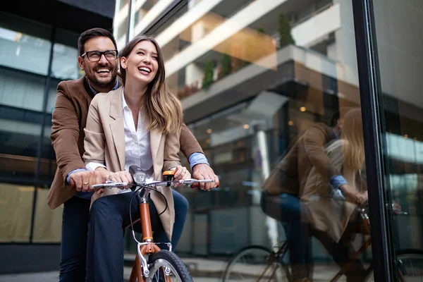 Genç mutlu çift zevk şehir ve dating