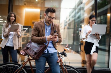 İş insanları ekibi dijital cihaz teknolojisi bağlantı kavramı
