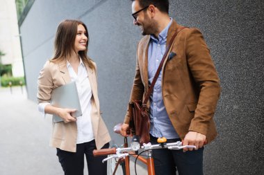 İş adamı çift ile mutlu ofis kadın açık flört konuşurken mola zevk