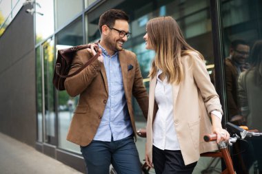 Sokakta kucaklayan mutlu genç iş yöneticileri çift