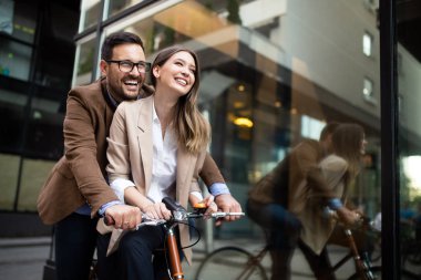 Genç çift şehirde eğleniyor. Bisiklete binen mutlu genç çift