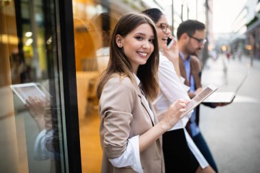 İş insanları ekibi dijital cihaz teknolojisi bağlantı kavramı