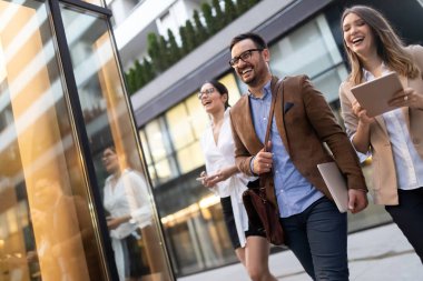 İş insanları ekibi dijital cihaz teknolojisi bağlantı kavramı