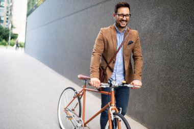 Her yere bisikletle gidiyorum. Genç işadamı Binicilik üzerinde onun bisiklet