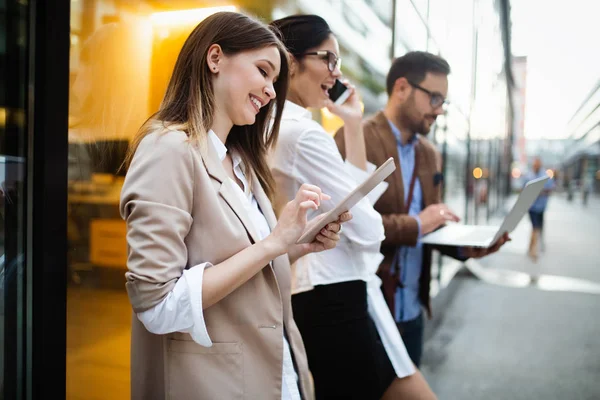 Equipo Negocios Tecnología Dispositivos Digitales Concepto Conexión Urbana —  Fotos de Stock